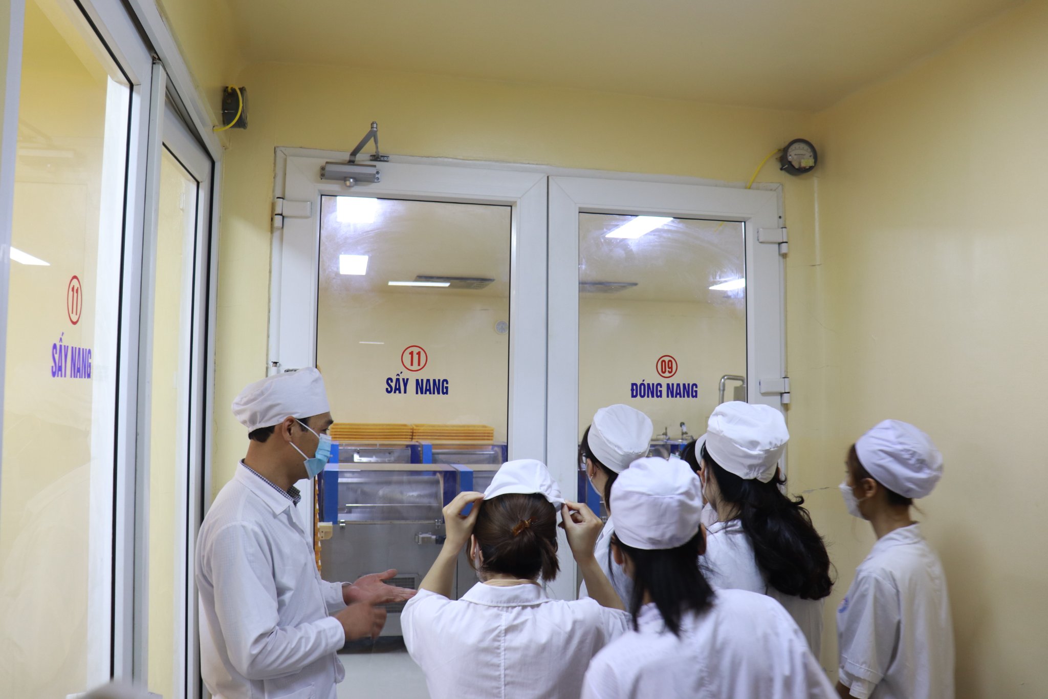 Tham quan quy trình sản xuất thuốc tại nhà máy thuốc – Cao Đẳng Kỹ Thuật Y Dược Hà Nội