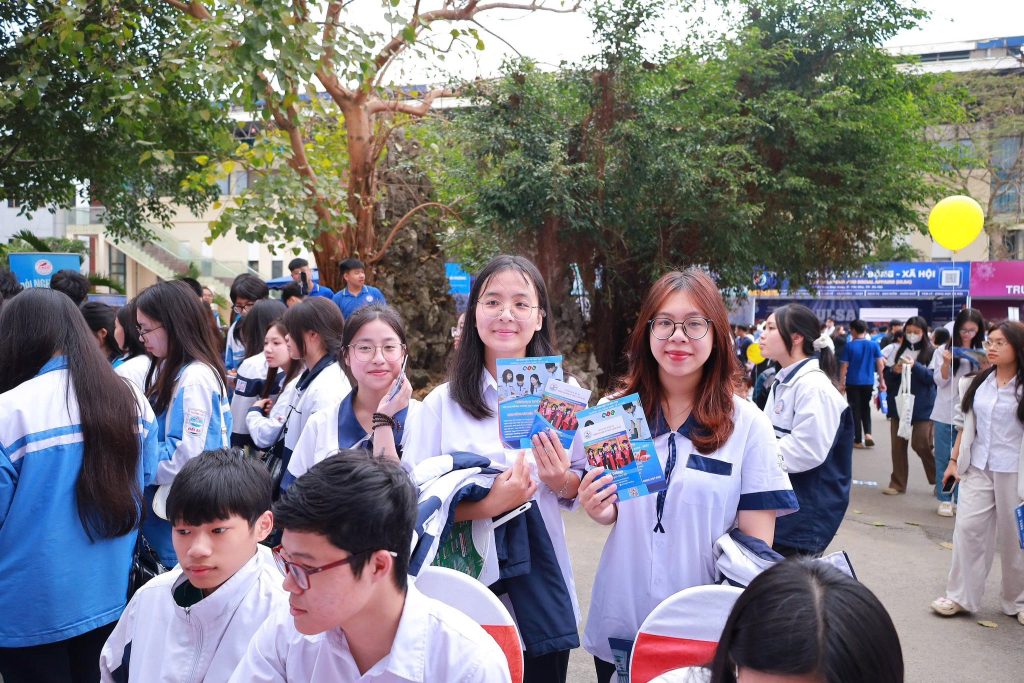 Trường Cao đẳng Kỹ thuật Y Dược Hà Nội tại ngày hội tư vấn Tuyển sinh – Hướng nghiệp 2026 4 656851043 976972184846629 2649013406865586278 n