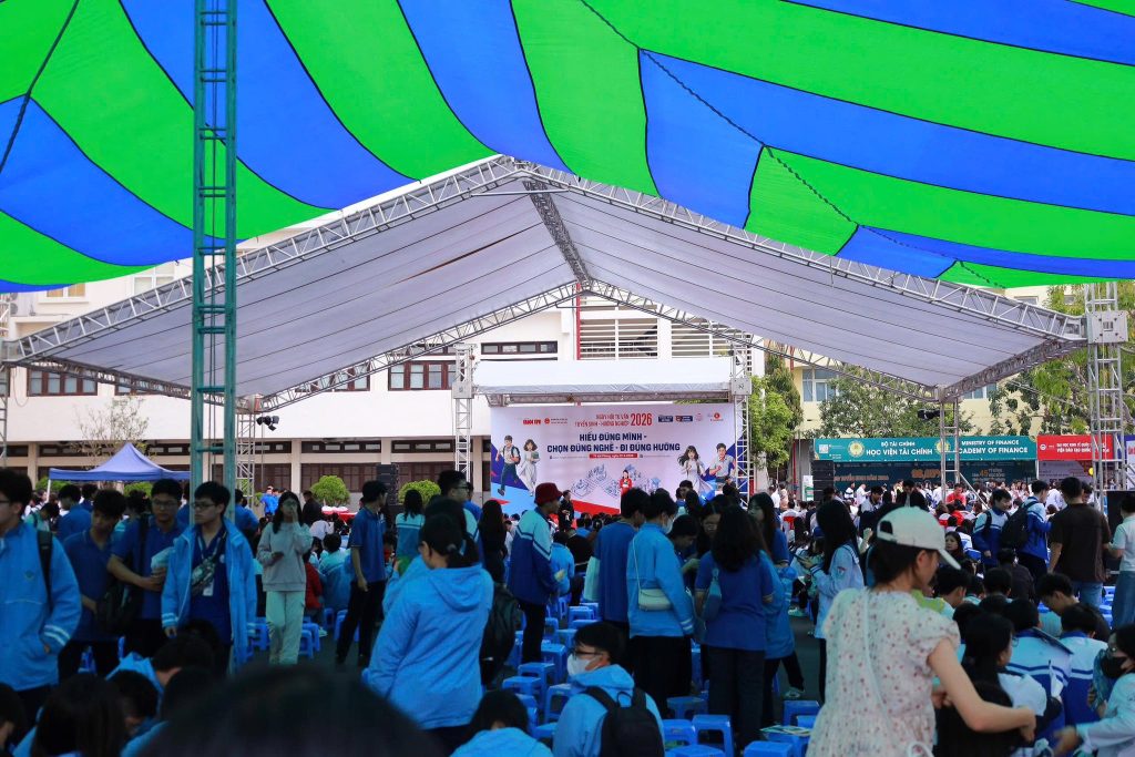 Trường Cao đẳng Kỹ thuật Y Dược Hà Nội tại ngày hội tư vấn Tuyển sinh – Hướng nghiệp 2026 2 657161502 976972048179976 487559845456466273 n