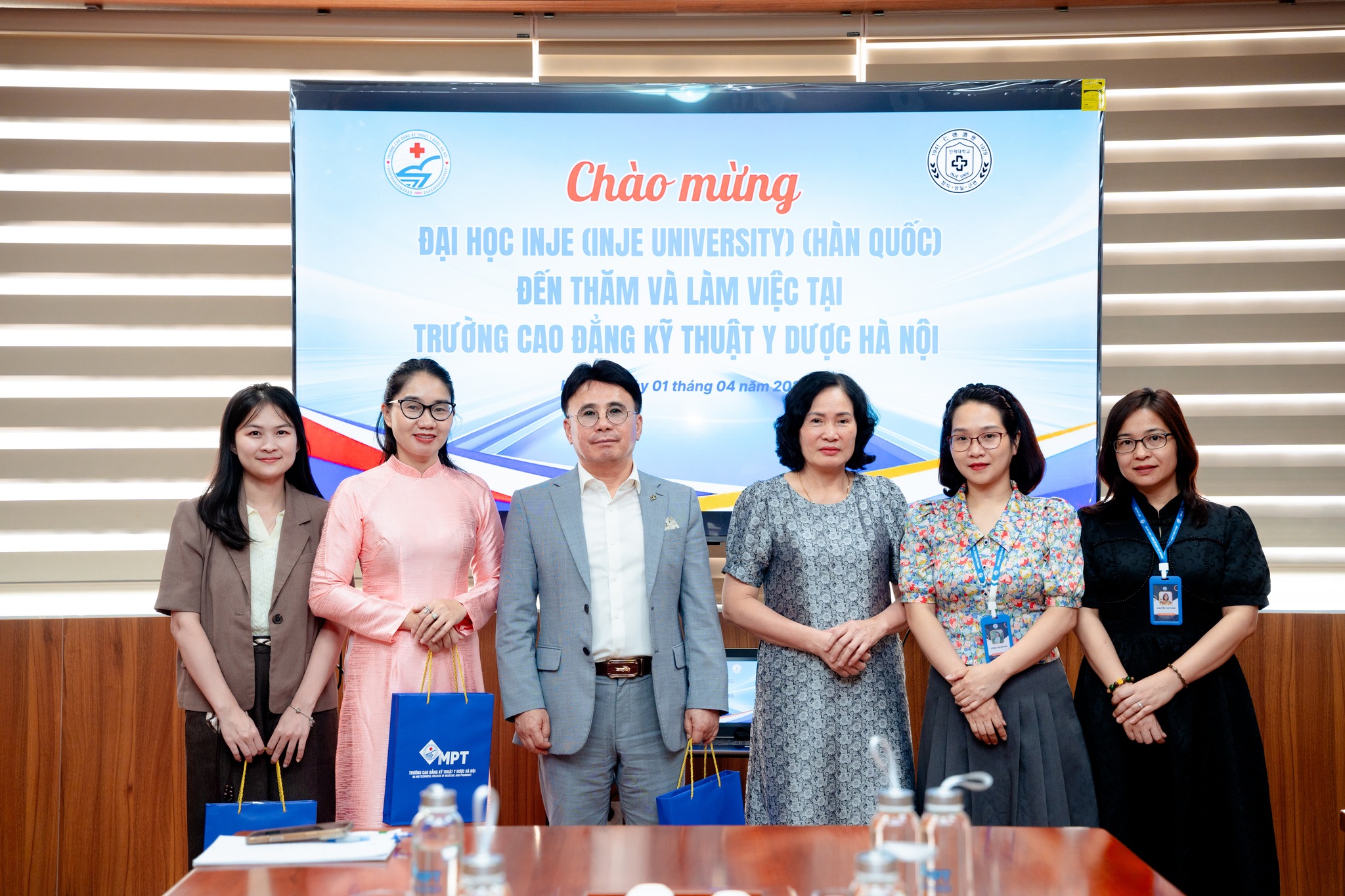 Đại học Inje (Hàn Quốc) đến thăm và làm việc tại trường Cao đẳng Kỹ thuật Y Dược Hà Nội
