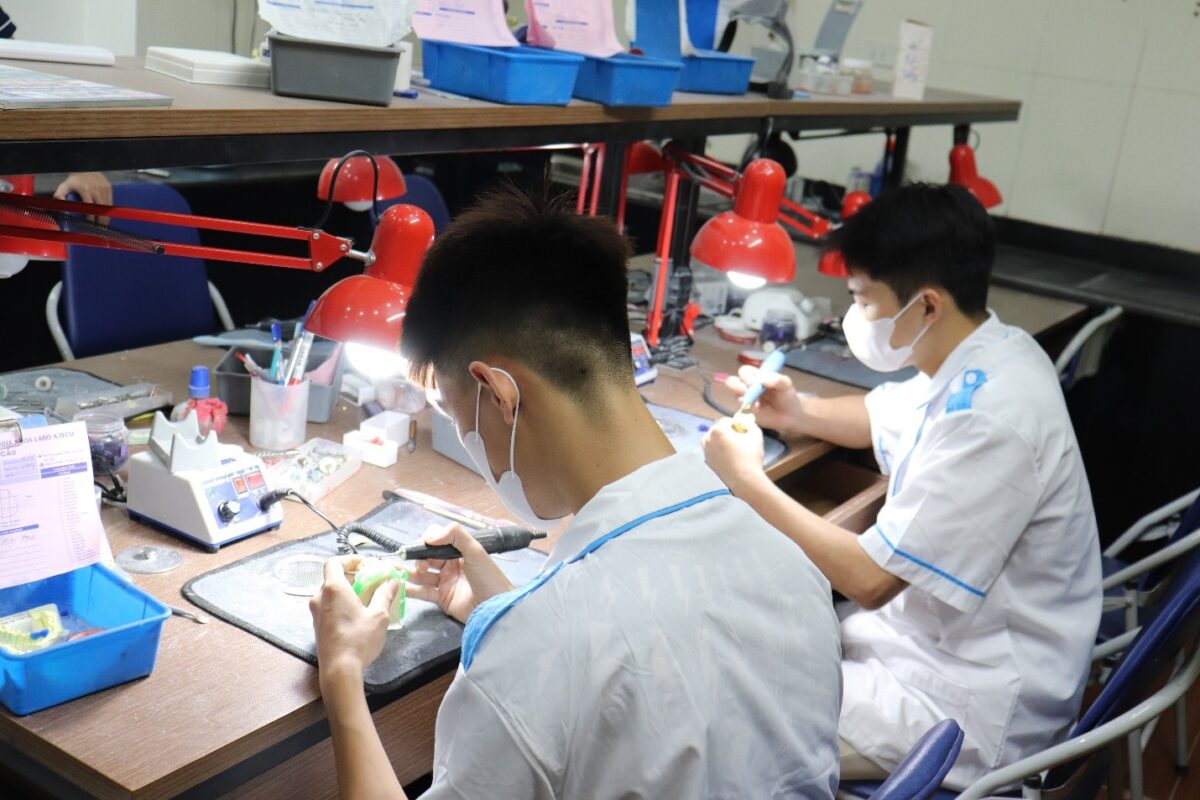 Một chiếc răng sứ đẹp – Không chỉ là kỹ thuật, mà là cả một quá trình tỉ mỉ