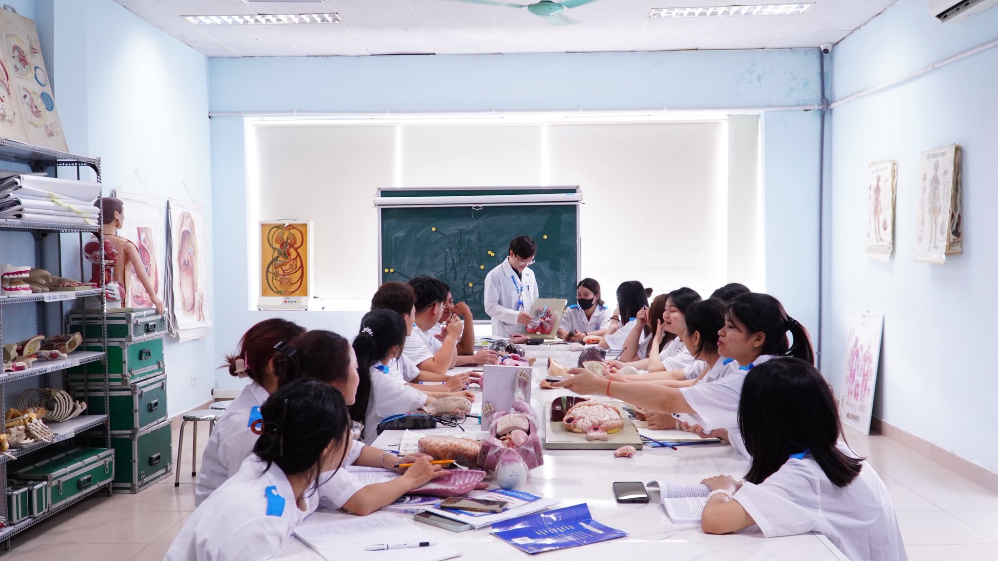 Giờ thực hành Giải phẫu sinh lý đầy hào hứng của tập thể K17CN-A02